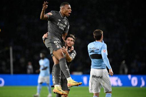 El delantero francés del Real Madrid Kylian Mbappé celebra un gol junto a su compañero Francisco García durante el partido ante el Celta de Vigo en el estadio de Balaídos, en Vigo, el 19 de octubre de 2024