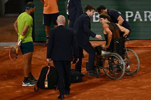 Zverev salió en silla de ruedas en su último partido ante Nadal