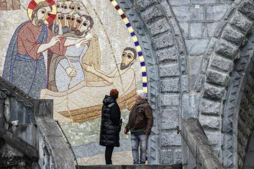 Dos personas observan un mosaico del sacerdote y artista Marko Rupnik en la Basílica de Nuestra Señora del Rosario, en el Santuario de Lourdes, en el suroeste de Francia, el 31 de marzo de 2023