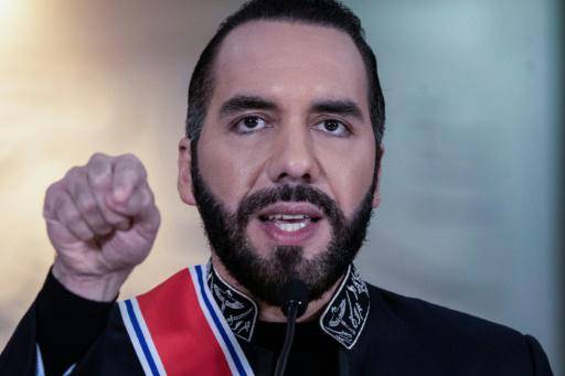 El presidente de El Salvador, Nayib Bukele, recibe la condecoración Orden Nacional Juan Mora Fernández el 11 de noviembre de 2024 en San José