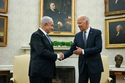 El presidente de EEUU, Joe Biden, da la mano al primer ministro de Israel, Benjamin Netanyahu, en el Despacho Oval de la Casa Blanca, en Washington el 25 de julio de 2024