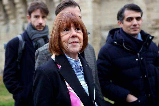 Gisèle Pelicot y su abogado Stéphane Babonneau (derecha) llegan al Palacio de Justicia de Aviñón, en el sur de Francia, donde se juzga a 51 hombres, entre ellos su exmarido por drogarla para violarla en estado inconsciente, el 19 de diciembre de 2024.