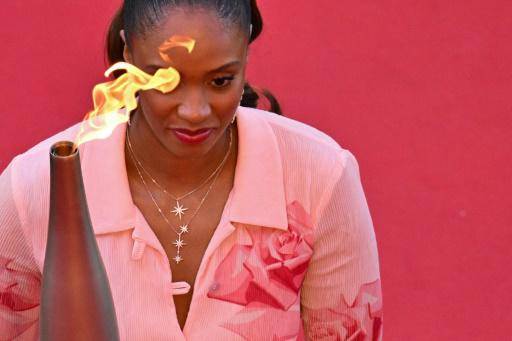 La llama olímpica llega a la alfombra roja del 77º Festival de Cine de Cannes