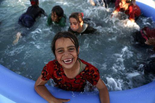 Piscinas móviles alegran y refrescan la vida de niños desplazados en Siria