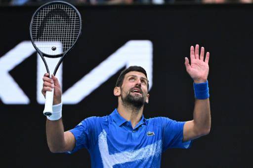 Pase de ronda y récord para Djokovic, que se deja un nuevo set en Australia