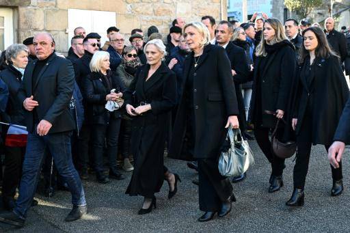 Las hijas de Jean-Marie Le Pen llegan a su funeral en su localidad natal de La Trinité sur Mer, el 11 de enero de 2025