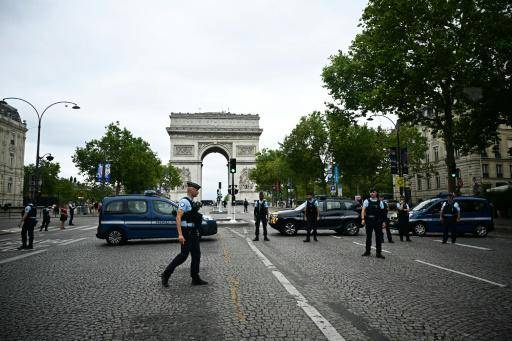 Unos gendarmes franceses patrullan frente al Arco del Triunfo de París el 26 de julio de 2024
