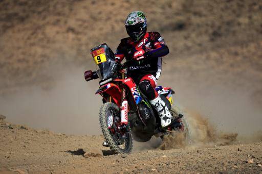 Ricky Brabec sale de una curva con su moto durante el prólogo del Rally Dakar, el 3 de enero de 2025 en Bisha (Arabia Saudí)