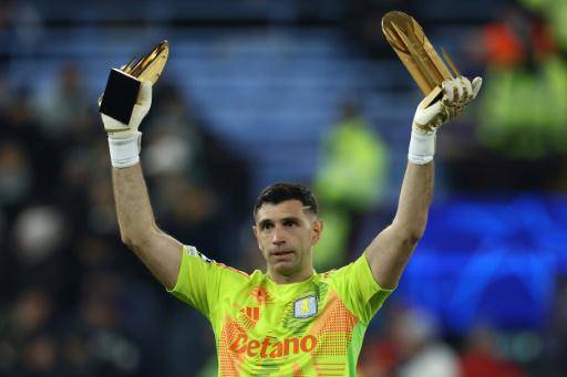 El arquero argentino del Aston Villa Emiliano Martínez muestra a los hinchas un premio antes del duelo contra la Juventus de la Liga de Campeones, el 27 de noviembre en Villa Park.