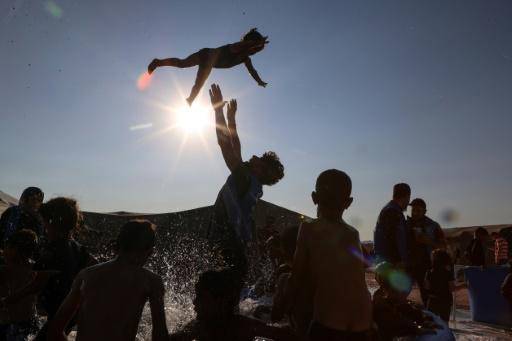 Piscinas móviles alegran y refrescan la vida de niños desplazados en Siria