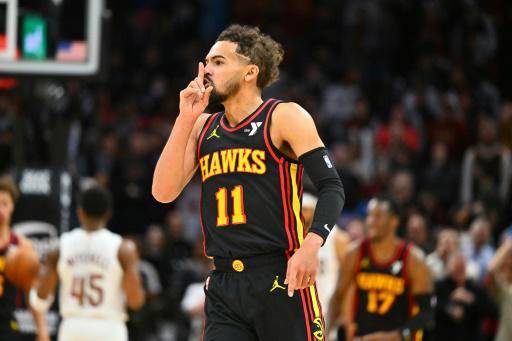 Trae Young, de los Atlanta Hawks, manda callar al público de los Cleveland Cavaliers en el partido del 27 de noviembre de 2024