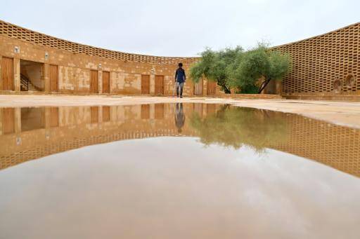 Una escuela es un oasis de frescura en pleno desierto de India