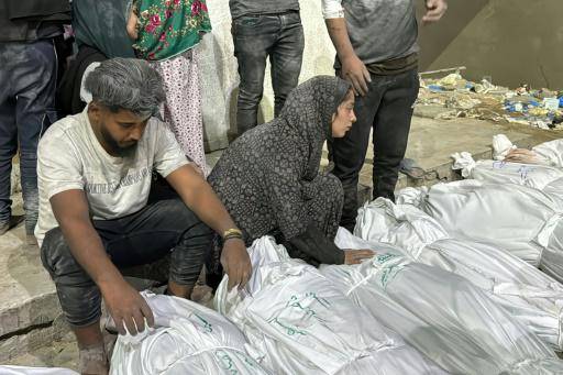 Palestinos lloran a sus familiares muertos en un bombardeo israelí frente al hospital Kamal Adwan de Beit Lahia, en el norte de la franja de Gaza, el 20 de octubre de 2024