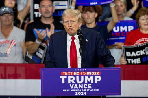 El expresidente y candidato republicano Donald Trump habla durante un mitin de campaña en Charlotte (Carolina del Norte), el 24 de julio de 2024 al este de EEUU