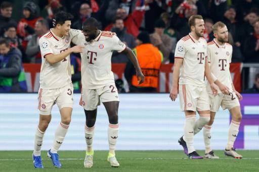 El central surcoreano del Bayern, Kim Min-Jae (izquierda), es felicitado por su compañaero francés Dayot Upamecano después de marcar el gol en el Bayern-PSG de Champions, en Múnicha (Alemania), el 26 de noviembre de 2024