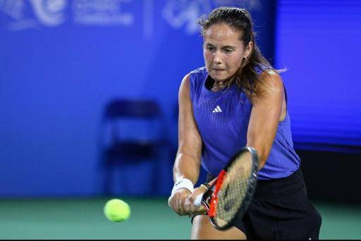 La tenista rusa Daria Kasatkina juega contra su compatriota Mirra Andreeva la final del Abierto de Ningbo, en China, el 20 de octubre de 2024