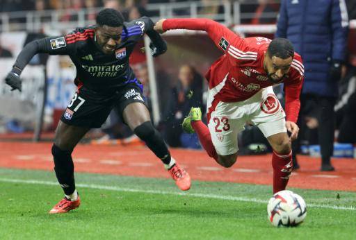 El defensor francés del Brest Jordan Amavi (derecha) pugan por el balón con el delantero ghanés del Lyon Ernest Nuamah durante el partido de la Ligue 1 entre ambos equipos, en el estadio Francis-Le Ble de Brest, oeste de Francia, el 11 de enero de 2025