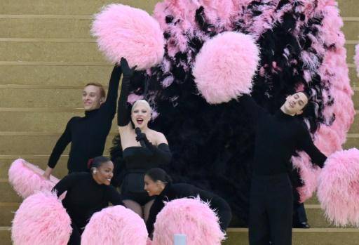 AFP | La estadounidense Lady Gaga interpreta Mon truc en plumes de Zizi Jeanmaire, canción emblemática del music-hall francés, en la ceremonia de apertura de los Juegos Olímpicos de París-2024.