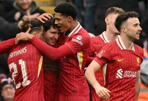 El italiano del Liverpool Federico Chiesa (segundo por la izquierda) celebra su gol ante el Accrington Stanley, en el estadio de Anfield, el 11 de enero de 2025