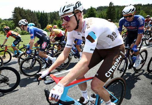 El francés Lapeira gana la 2ª etapa de la Vuelta al País Vasco y Roglic sigue líder