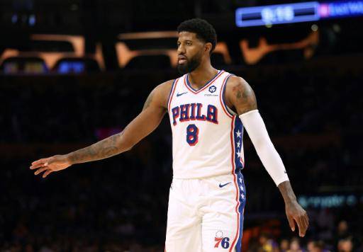 El alero Paul George, de los Philadelphia 76ers, se lesionó en el partido ante los Memphis Grizzlies el 20 de noviembre de 2024