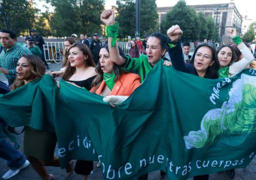 Unos grupos feministas celebran la despenalización del aborto el 25 de noviembre de 2024 en el exterior del Congreso del Estado de México, en la ciudad de Toluca