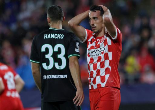 El atacante normacedonio del Girona Bojan Miovski reacciona tras fallar un penal durante la 2ª jornada de Liga de Campeones contra el Feyenoord, el 2 de octubre de 2024 en Girona