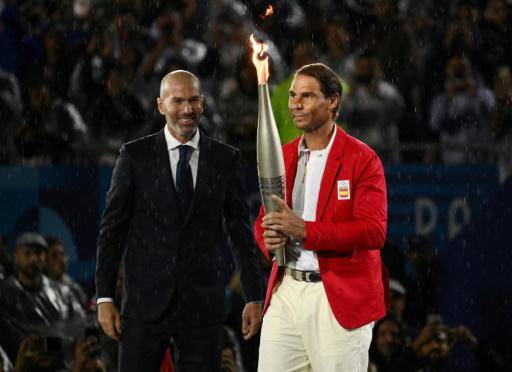 La leyenda del fútbol francés Zinedine Zidane (izquierda) y el tenista español Rafael Nadal, este viernes 26 de julio durante la inauguración de los Juegos de París