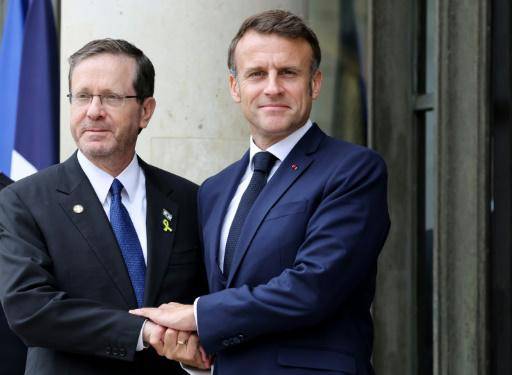 El presidente de Francia, Emmanuel Macron (drcha.), recibe a su homólogo de Israel, Isaac Herzog, en París el 26 de julio de 2024