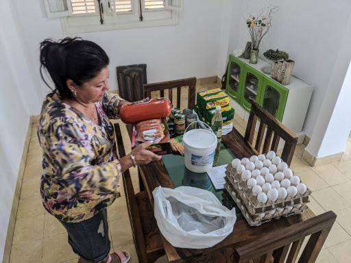 ¿Remesas en efectivo o comida?: el dilema de emigrantes ante una Cuba en crisis