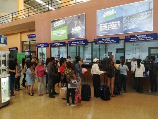 ML | Panameños compran sus boletos para viajar al interior del país.