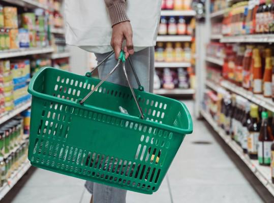 Pexels | Una persona comprando en el supermercado.