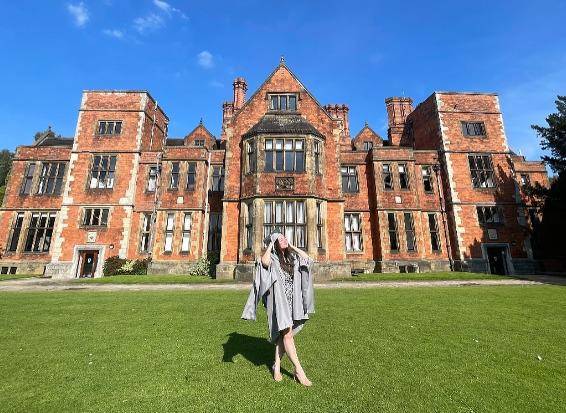 Instagram | Estudiante graduada del programa “Chevening” en Universidad de Reino Unido.