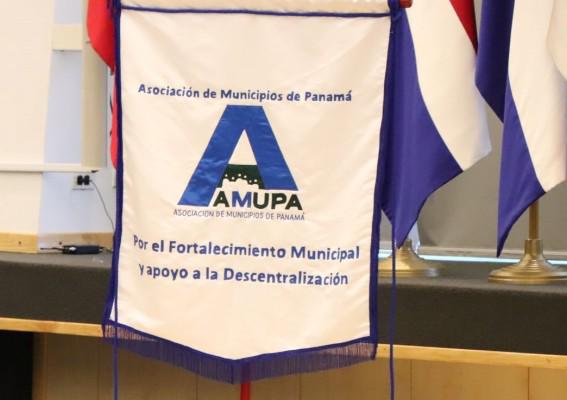 ML | Un estandarte de la AMUPA.