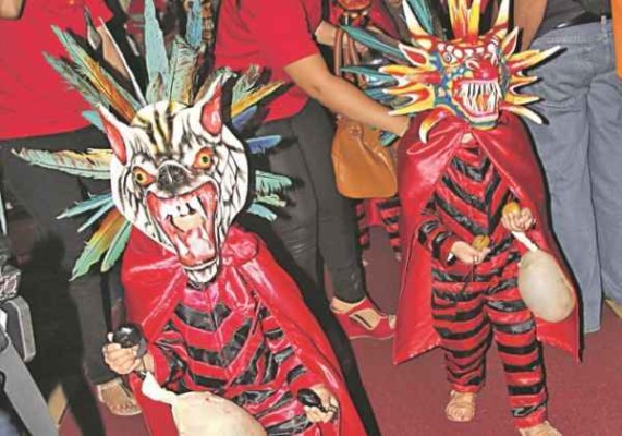 Los diablicos panameños bailan cada año su fracaso frente al bien