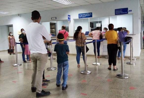 ML | Ciudadanos forman fila en una centro de la Caja del Seguro Social (CSS) para recibir atención médica.