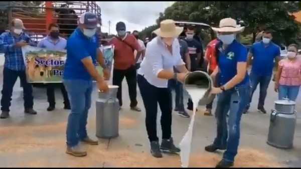 Ganaderos esparcen leche en las vías como medida de protesta