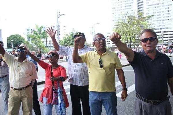 ML | Jubilados en la calle.