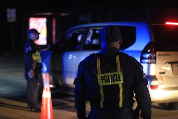 ML | Policías en toque de queda.