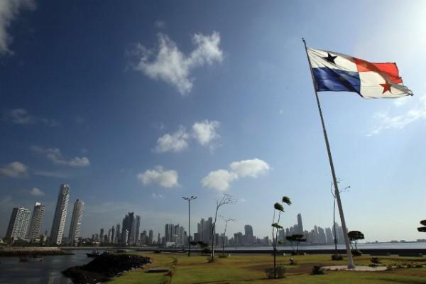 ML | Panorámica que muestra la bandera de Panamá ondeando, de fondo, edificios comerciales y residenciales ubicados en la ciudad capital.