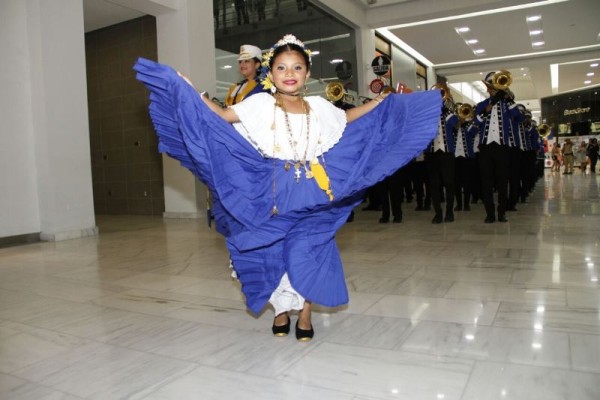 Albrook Mall da inicio a la festividad patriótica