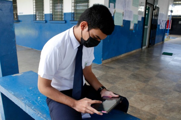 Estudiantes de las diferentes regiones educativas de Panamá reciben tablets