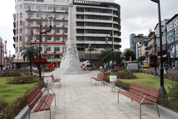 Las dos caras de la Plaza 5 de Mayo