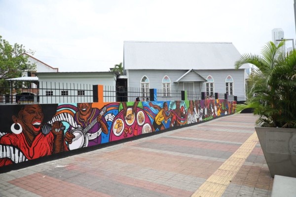 Inauguran mural en el museo Afroantillano previo al festival África en América