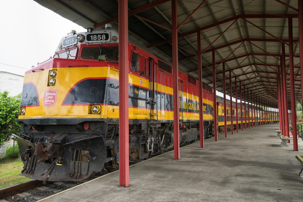 Servicio de tren Panamá-Colón se interrumpirá por 15 días tras choque de buque con puente de Gamboa