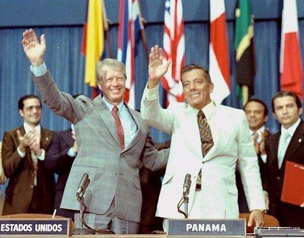 AFP | Los presidentes Jimmy Carter (Estados Unidos) y Omar Torrijos Herrera (Panamá) durante la firma de los “Tratados Torrijos-Carter”.