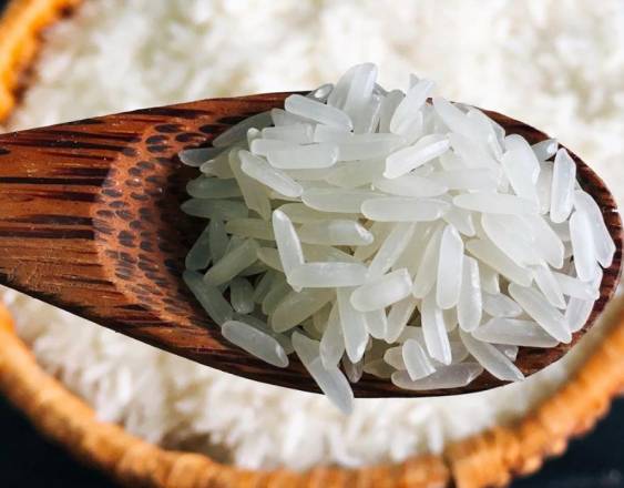 PIXABAY | Una cuchara con granos de arroz.