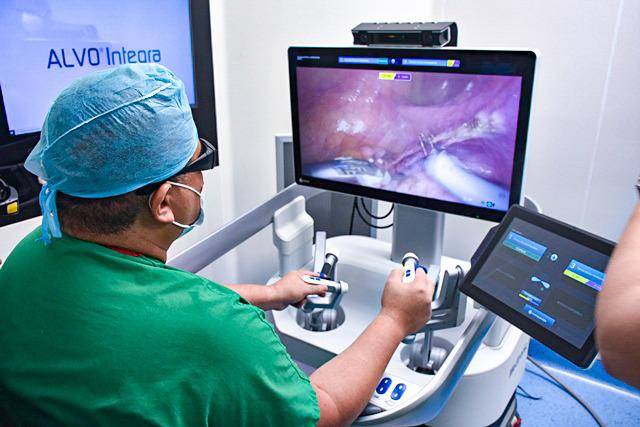 Un doctor realiza una cirugía robótica en la Ciudad de la Salud.