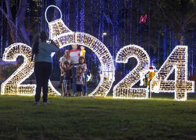 ML | Una familia está disfrutando del alumbrado navideño que se encuentra en la Cinta Costera, en la ciudad de Panamá.