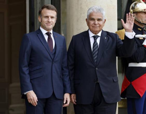 LUDOVIC MARIN / AFP | French President Emmanuel Macron welcomes Panama's President Jose Raul Mulino.